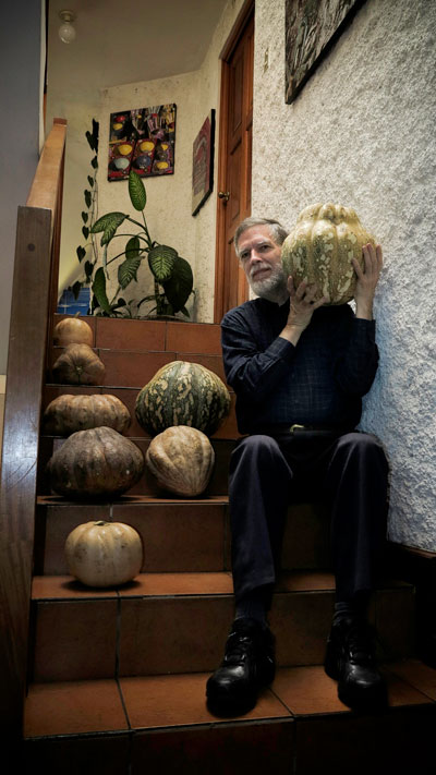 Nicholas Hellmuth holding squash