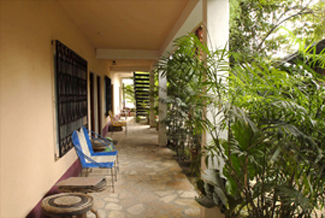 Hotel Las Gardenias room aisle