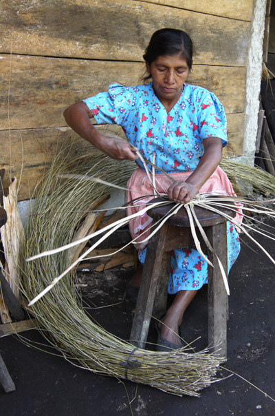 Dona Calletana artist weaving basket venas varas hand made San Rafael Chilasco Guatemala Central America