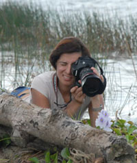 Mirtha Cano photographing water lily