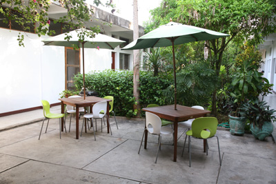 Outdoor tables at the Hotel Jaguar Inn Santa Elena